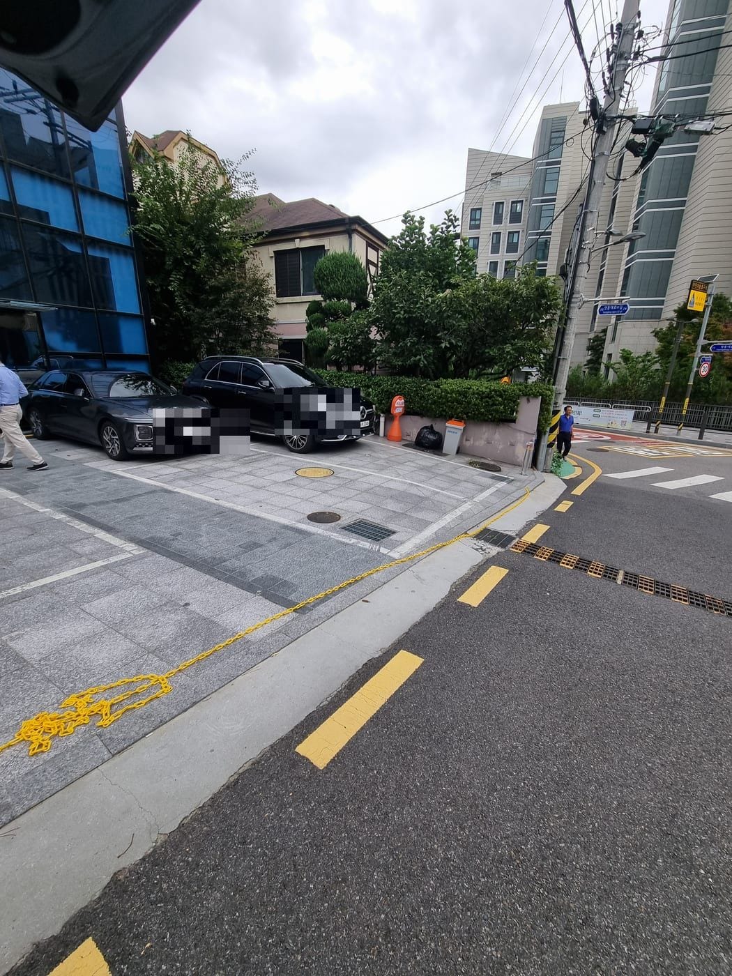 외부 차량 무단주차가 잦던 강남 대치동 사옥 외부 주차장 진입로