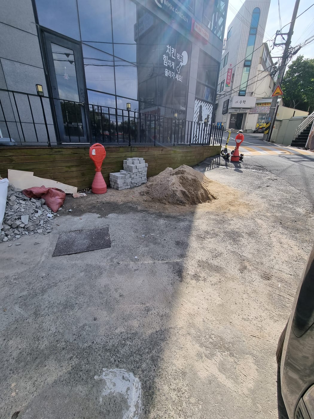 킥보드와 자재가 놓여 있던 흑석동 상가 주차장 앞 경사로