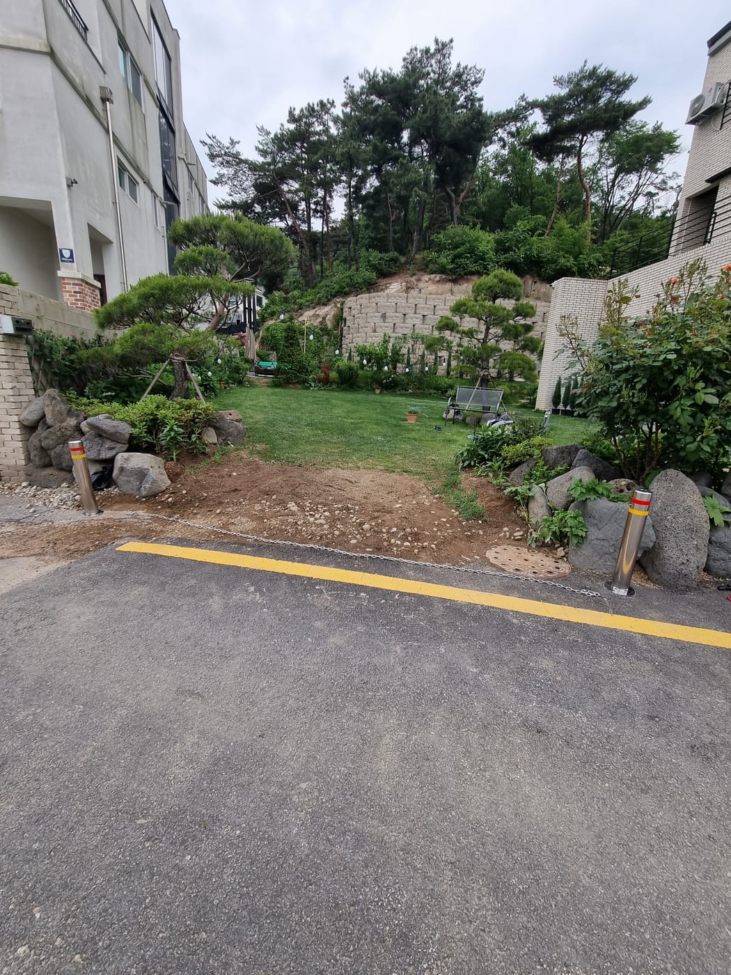 전원주택 입구 양쪽에 설치한 고리형 스테인리스 볼라드