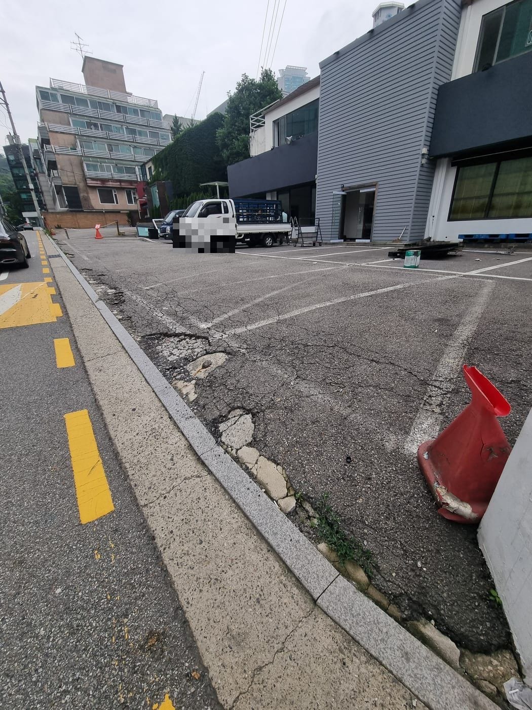 외부 차량이 무단으로 드나들던 서초구 공실 건물 오픈형 주차장