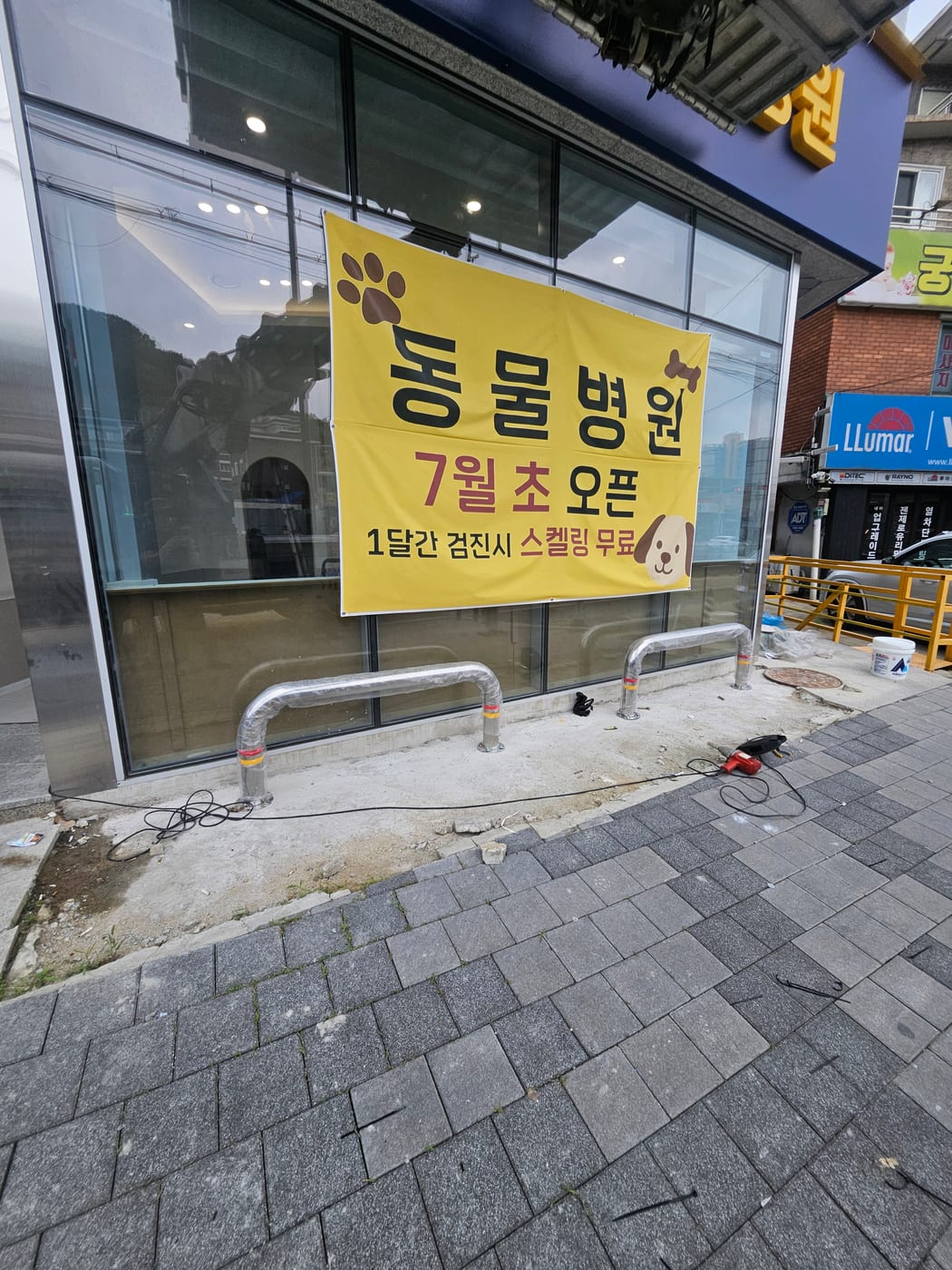 상가 유리벽 앞에 설치한 101파이 U자형 스텐 주차금지봉