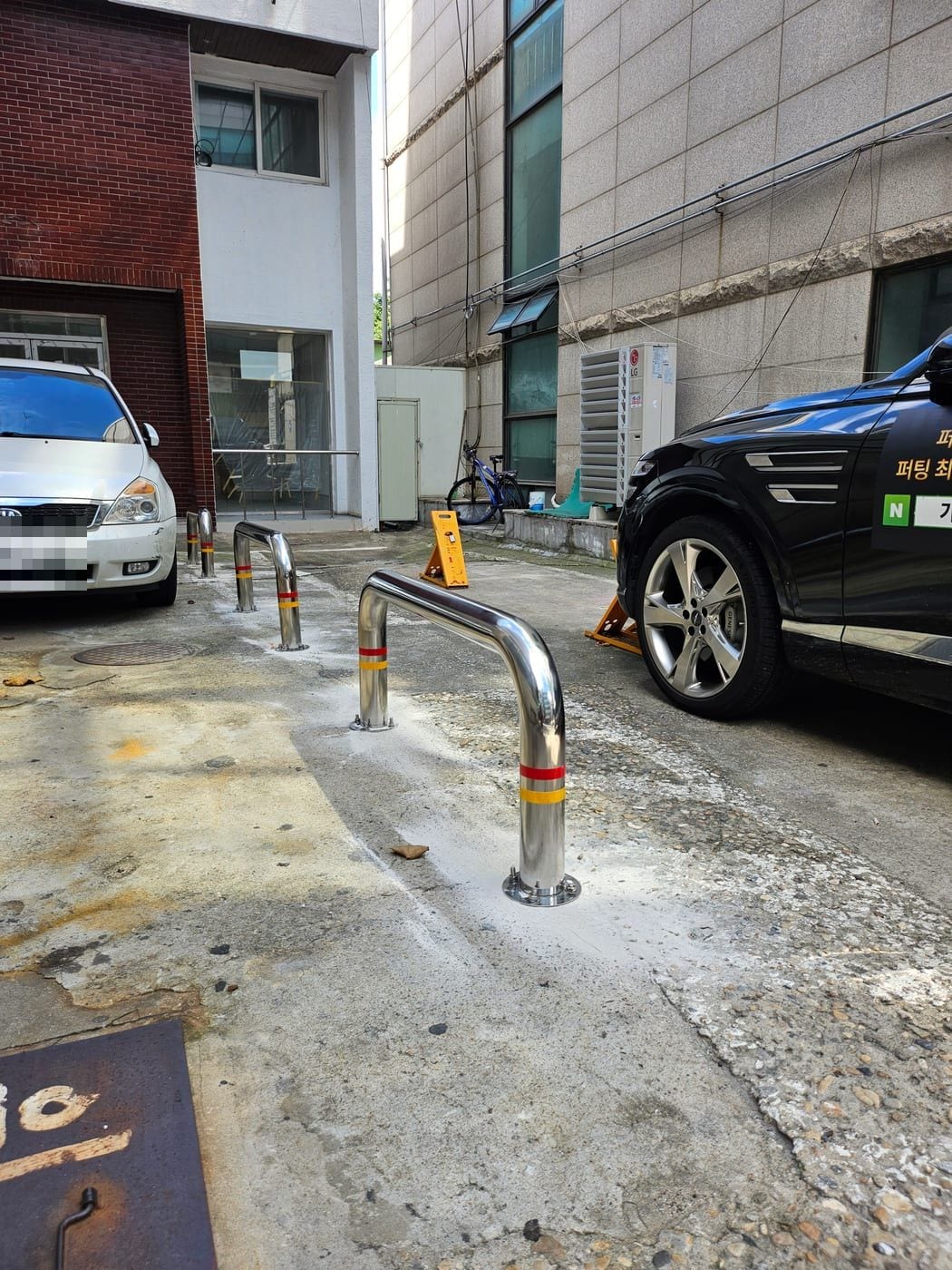 주차면 경계를 따라 설치한 U자형 스텐 볼라드